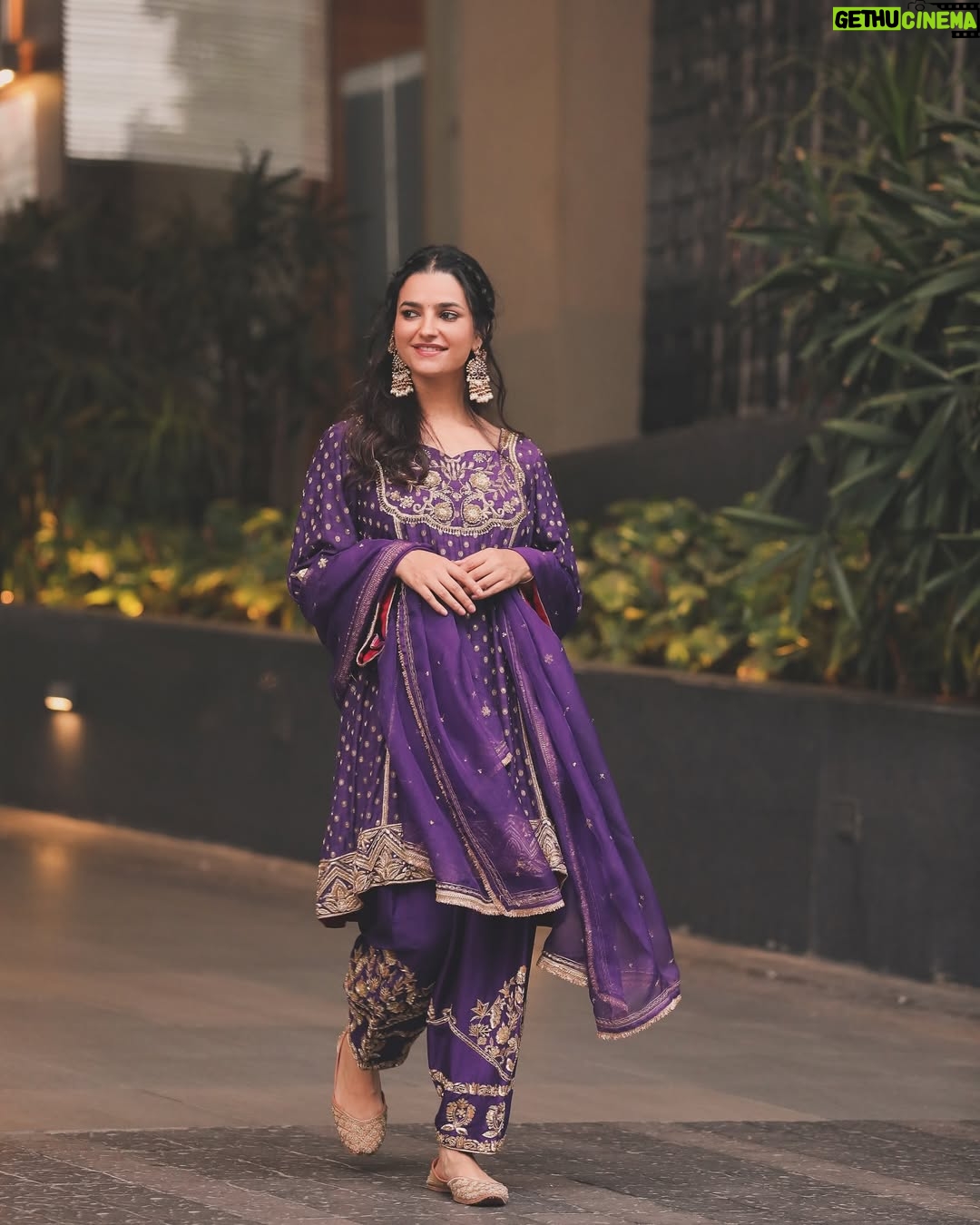 Preet Aujla - 17.9K Likes - 🌊

Outfit: @saggiphull_by_tulika_heer 
Jewelry: @vbhushan.adornments 
📸 @daasfilms