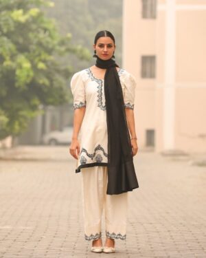 Preet Aujla Instagram - 🤲
Outfit: @udaari_by_sadhreysisters