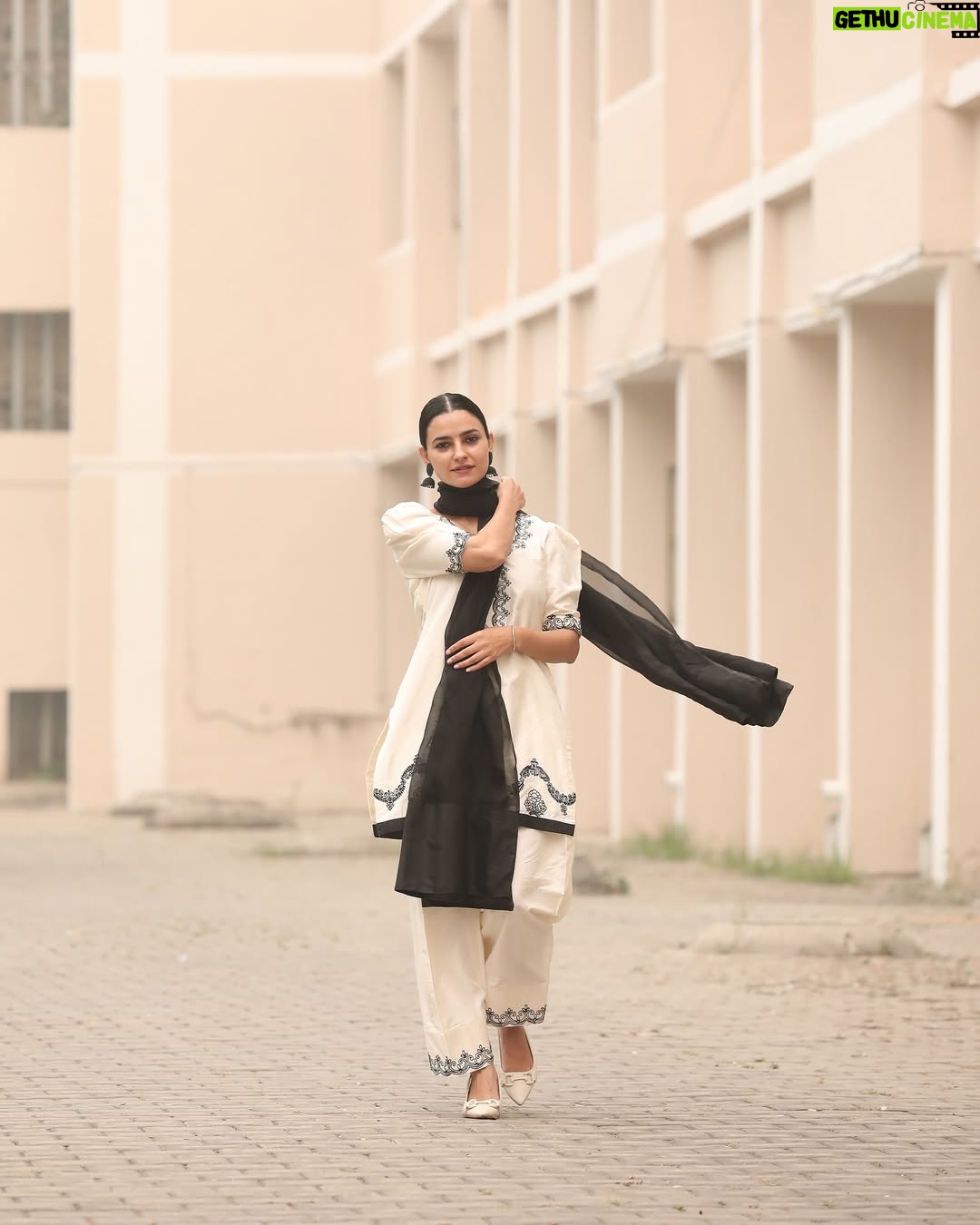 Preet Aujla - 15.1K Likes - 🤲

Outfit: @udaari_by_sadhreysisters