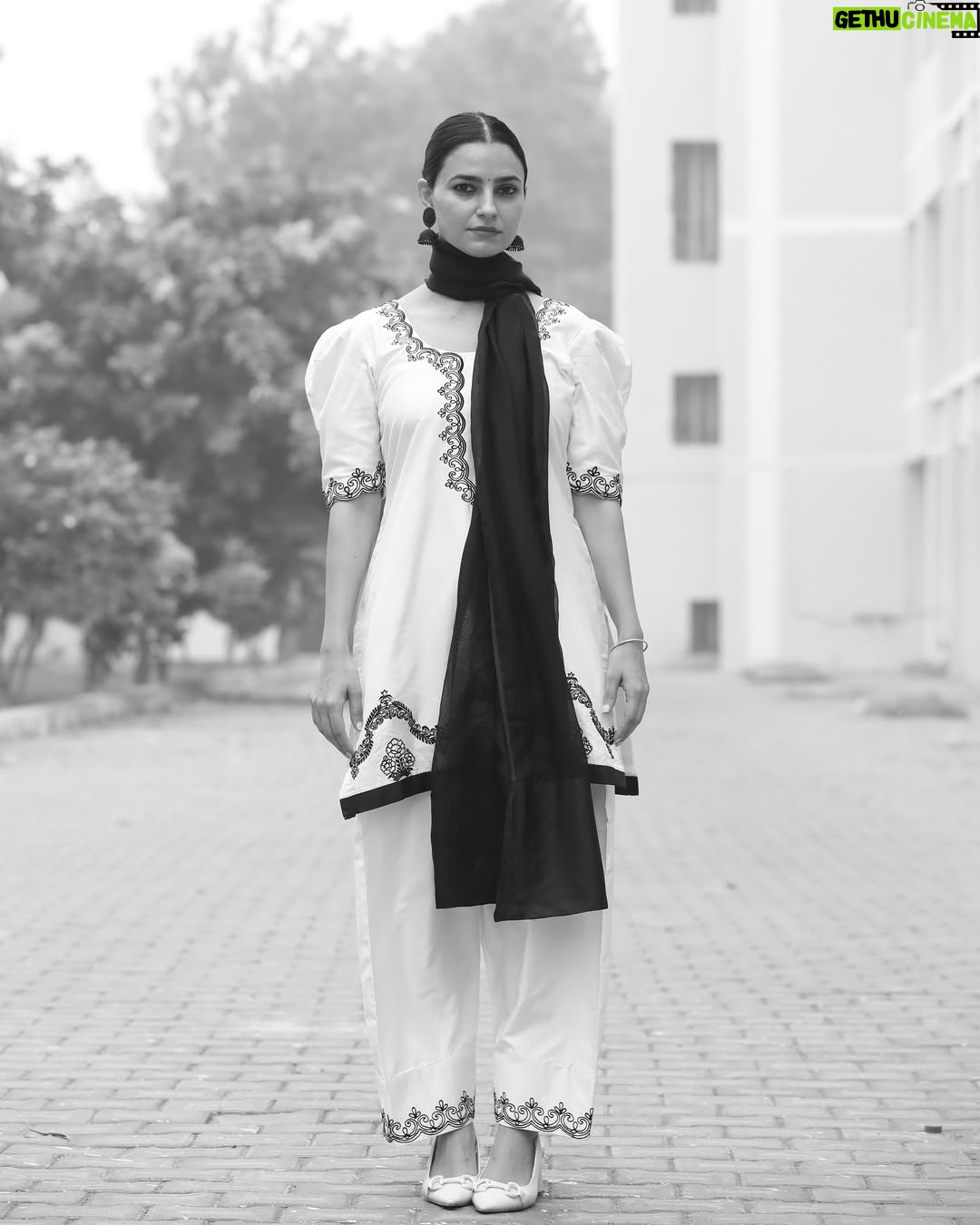 Preet Aujla - 15.1K Likes - 🤲

Outfit: @udaari_by_sadhreysisters