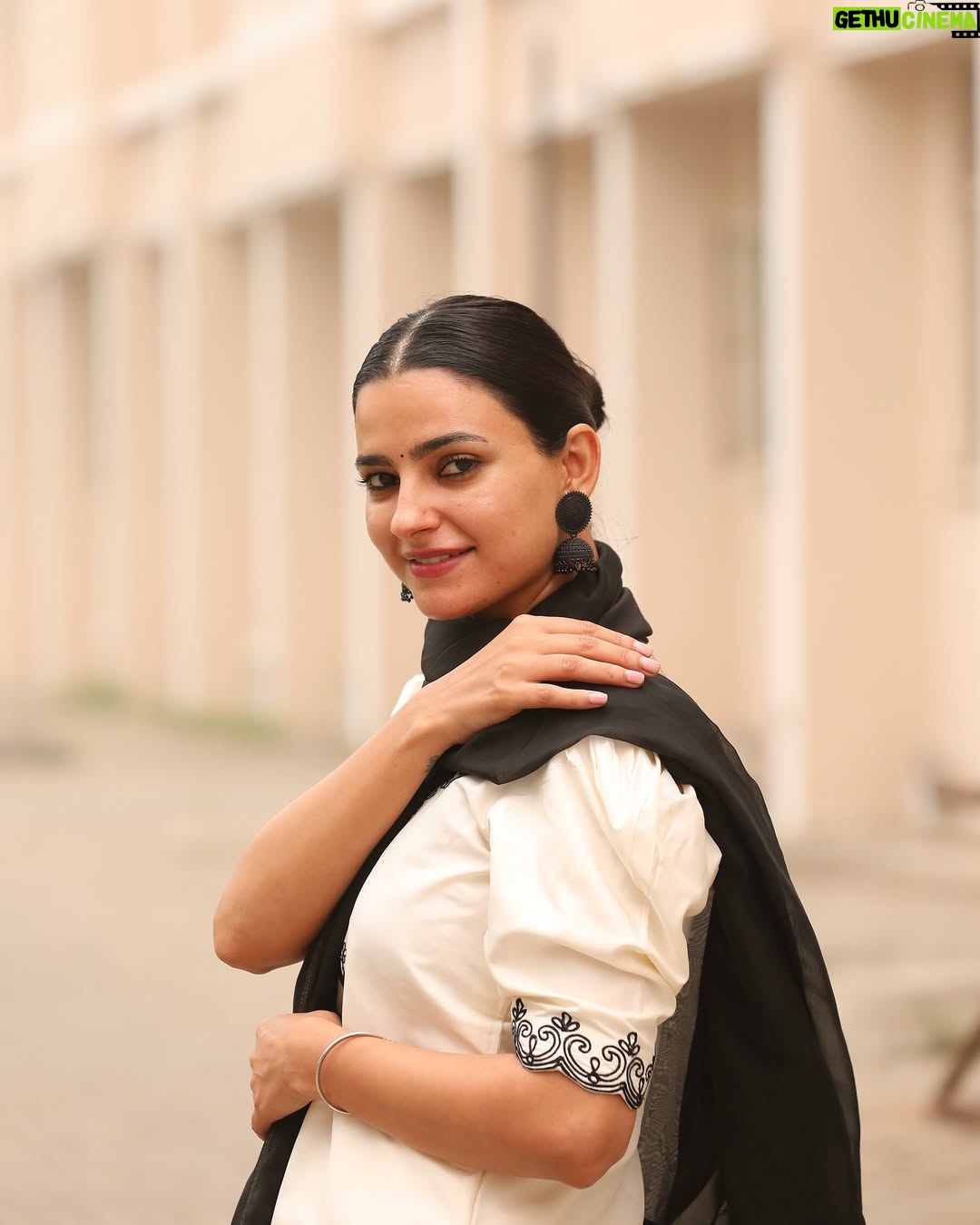 Preet Aujla - 15.1K Likes - 🤲

Outfit: @udaari_by_sadhreysisters