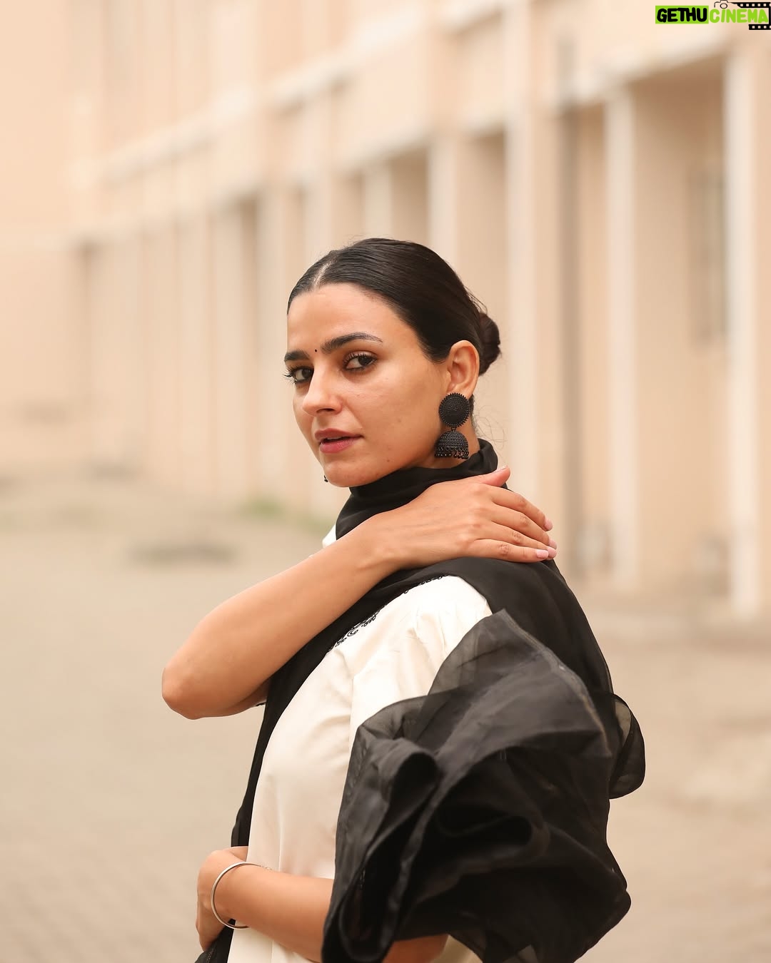 Preet Aujla - 15.1K Likes - 🤲

Outfit: @udaari_by_sadhreysisters