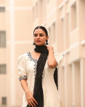 Preet Aujla Instagram - 🤲
Outfit: @udaari_by_sadhreysisters