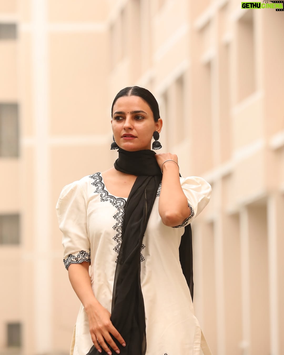 Preet Aujla - 15.1K Likes - 🤲

Outfit: @udaari_by_sadhreysisters