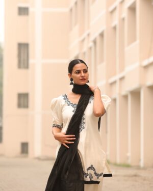 Preet Aujla Instagram - 🤲
Outfit: @udaari_by_sadhreysisters