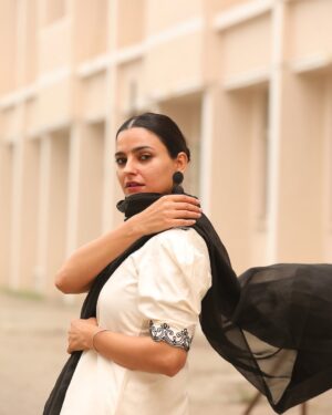 Preet Aujla Instagram - 🤲
Outfit: @udaari_by_sadhreysisters