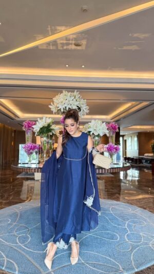 Preeti Chawla Instagram - Can’t even explain how much I adore wearing ethnic! This beautiful blue suit has completely stolen my heart 💙
Outfit @stellloempress15 
Pr @dishaagohar