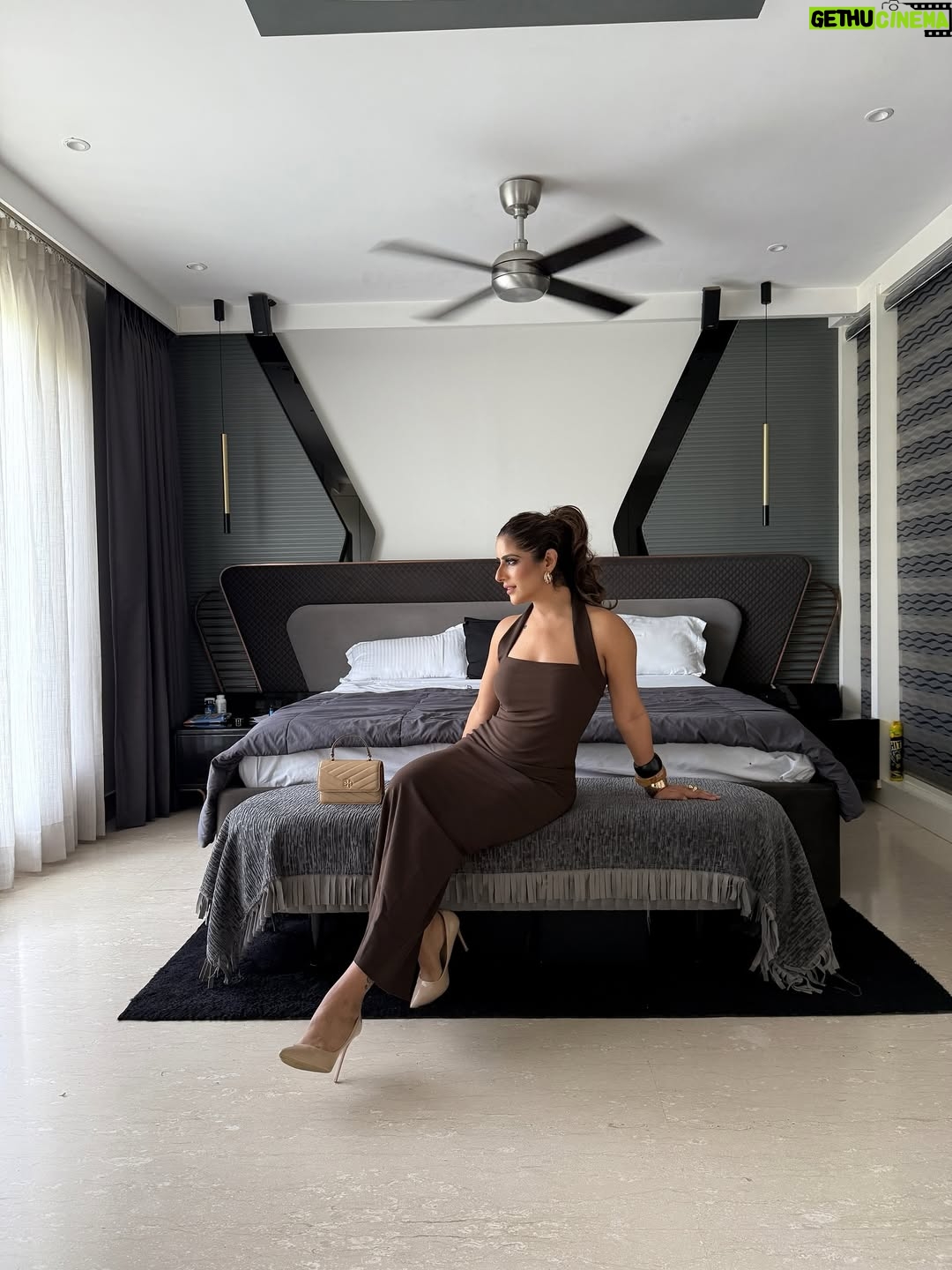 Preeti Chawla - 3.5K Likes - A dress that fits like a mood🤎🤎
.
Comment for link 😘
