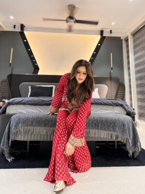 Preeti Chawla Instagram - I just have to share about this gorgeous brand — @labelsbyshreya Truly one of the best ethnic wear brands out there. They customized this stunning outfit for me, and it fits like it was made just for me — no alterations needed at all. The color palette, the design, the finishing… everything is just perfect.

Wearing this feels like a celebration in itself — honestly, one of the most beautiful outfits I’ve worn recently. And with Karwa Chauth, Diwali, and so many festivities coming up, this can be your festive outfit too.

Take the cue and make the most of the season — order yours from @labelsbyshreya . Trust me, you’ll love it