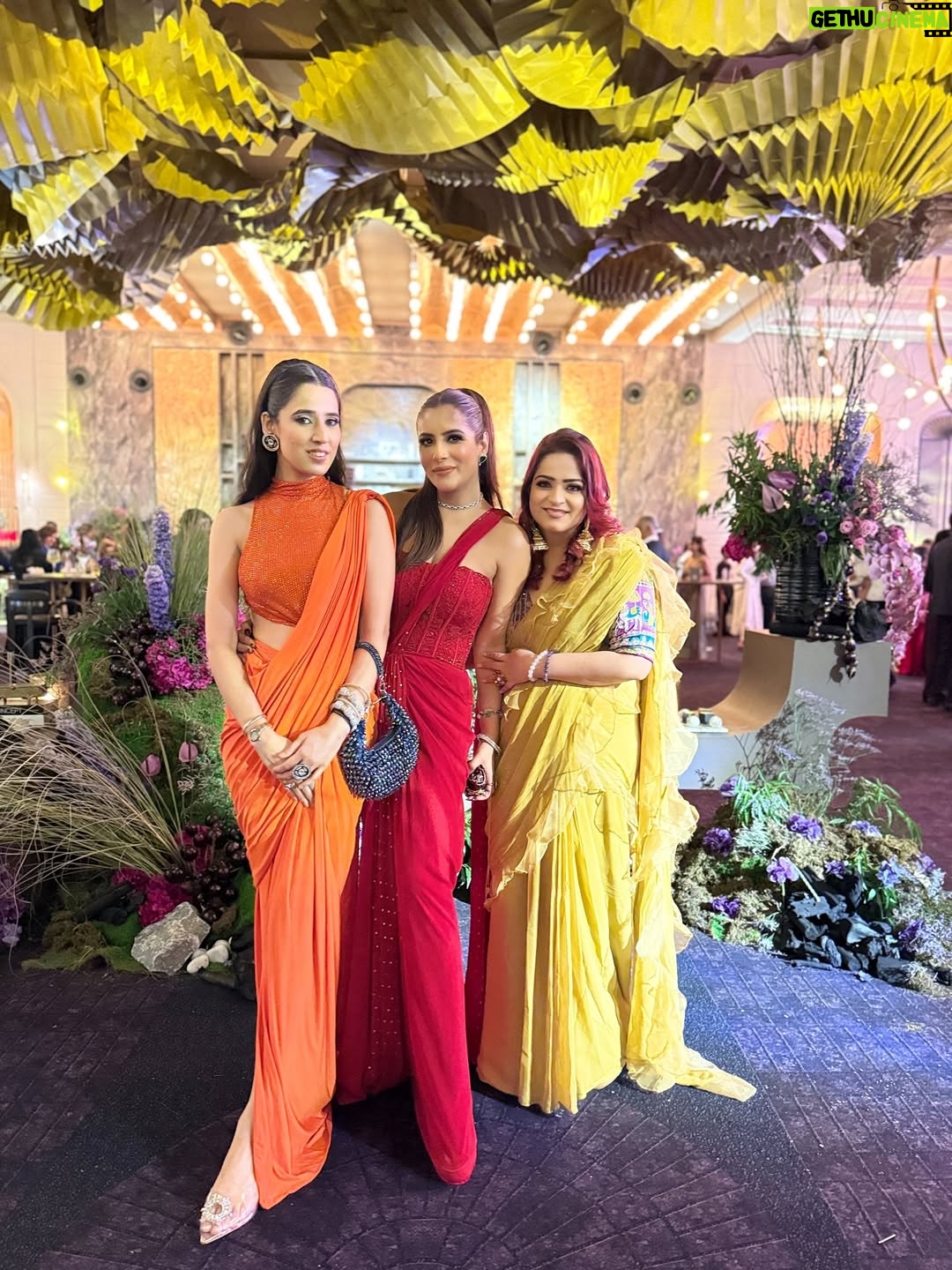 Preeti Chawla - 5.4K Likes - Because every celebration deserves a red saree moment.
Saree @reynutaandon 
Jewelry @raabtabyrahul 
MUA @monika_arora_mua @crunchynailbar