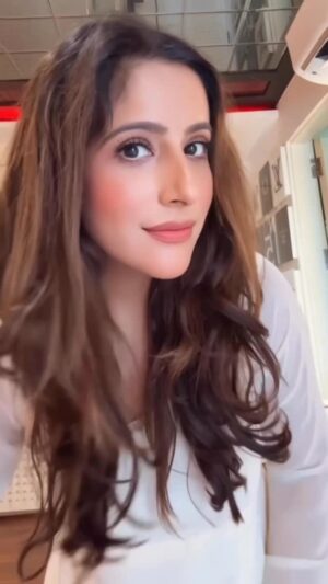 Preeti Chawla Instagram - I tried .. but failed 🤥.. lemme know who can sing this rap poora 🤭
If u like this outfit comment link ❤️❤️
