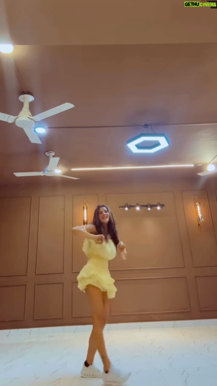 Preeti Chawla - 9.9K Likes - This step may look easy, but trust me—it took time, patience, and a whole lot of effort to get it right 😅💃
It challenged me, but that’s the fun of it.
Hope you enjoy it as much as I loved pushing myself to learn it.
My love for dance keeps me going, always.”
@dancewithsaurav 
Tysm @saurav.10 🙏🏻 u r the best