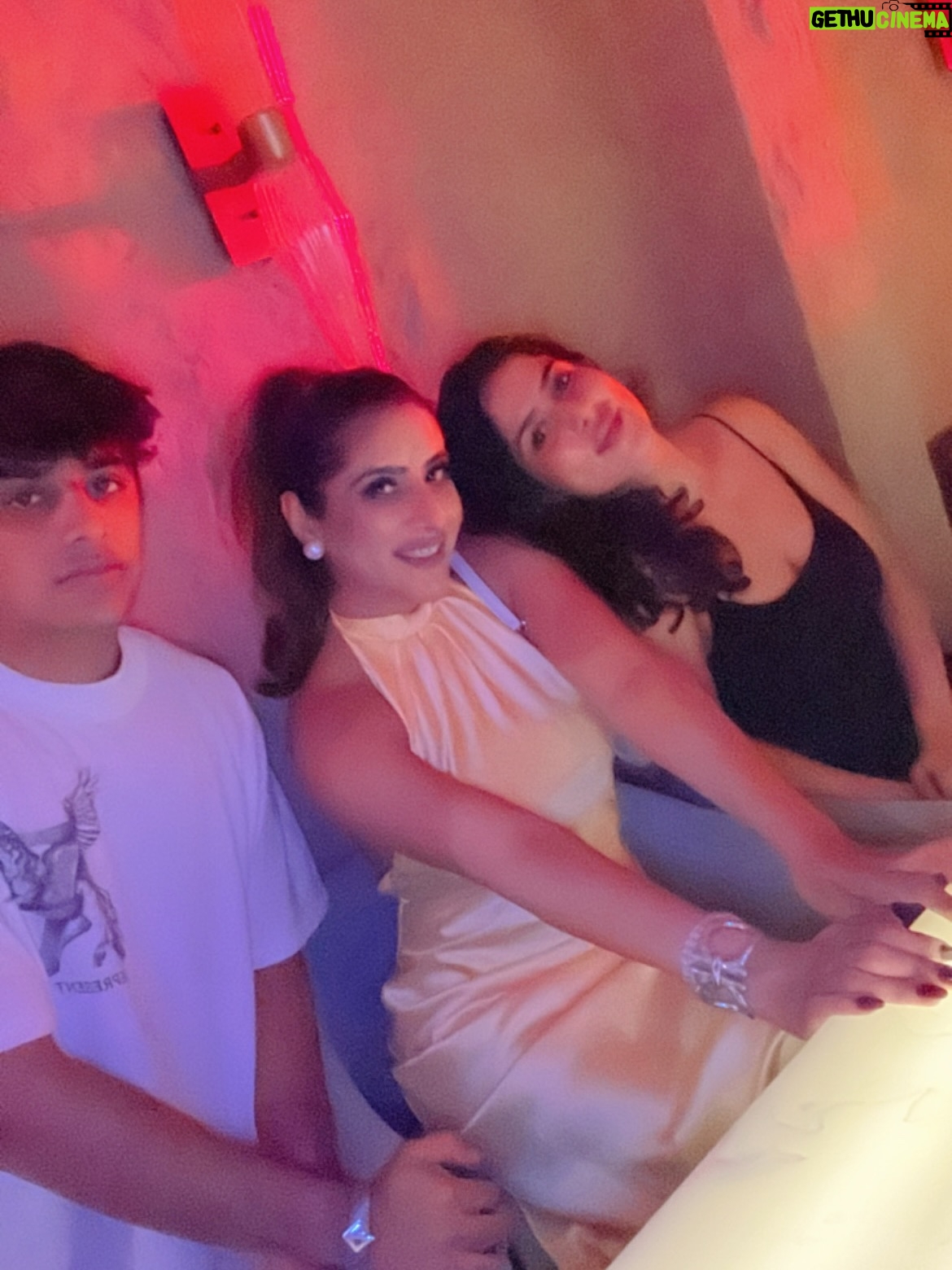Preeti Chawla - 2.7K Likes - Familia ❤️❤️
@aryachawlaa  @deepanshchawla @kiritchawlaa