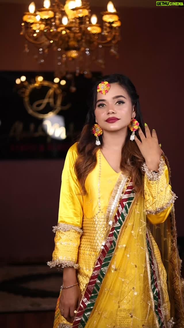 Preeti Kumari - 382 Likes - Gorgeous Haldi  bride 👰‍♂ 
.
Mua -glam_bykhushi 
Frame- pretty  bride 
 
# haldi bride #ranchimakeupartist #makeupislove 
#haldilook #haldi #bestmuaintown # #hairstyle #ranchimua 
#glamour #followme