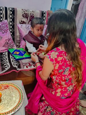 Preeti Kumari Instagram - हल्दी है तो चंदन है राखी है तो रिश्तों का बंधन है🤗🌼#insta #post#photo #photoshoot #rakshabandhan #celebration #photographer #tutubarbie💃💃