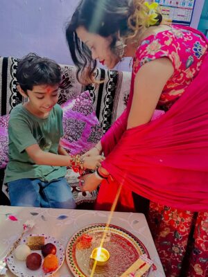 Preeti Kumari Instagram - हल्दी है तो चंदन है राखी है तो रिश्तों का बंधन है🤗🌼#insta #post#photo #photoshoot #rakshabandhan #celebration #photographer #tutubarbie💃💃
