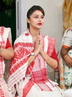 Preety Kongana Instagram - “কহৰে উদ্ধৱ, কহ প্রাণেৰ বান্ধৱ 
হে প্রাণ কৃষ্ণ কবে আৱে।
পুছয়ে গােপী প্রেম আকুল ভাৱে
এ নাহি চেতন গাৱে।।”

যোৱাকালি শ্ৰীকৃষ্ণৰ জন্মাষ্টমী উপলক্ষে ঘৰতেই এভাগ পূজাৰ আয়োজন কৰি প্ৰভুৰ শ্ৰীচৰণত সকলোৰে মঙ্গলাৰ্থে সেৱা জনাওঁ।

লগতে, মাৰ সৈতে ঘৰৰ সমীপত থকা নামঘৰত সেৱা লওঁ। প্ৰভুৱে সকলোৰে মঙ্গল কৰক তাকে কামনা কৰিছোঁ।🙏🧿🙏