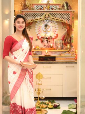 Preety Kongana Instagram - “কহৰে উদ্ধৱ, কহ প্রাণেৰ বান্ধৱ 
হে প্রাণ কৃষ্ণ কবে আৱে।
পুছয়ে গােপী প্রেম আকুল ভাৱে
এ নাহি চেতন গাৱে।।”

যোৱাকালি শ্ৰীকৃষ্ণৰ জন্মাষ্টমী উপলক্ষে ঘৰতেই এভাগ পূজাৰ আয়োজন কৰি প্ৰভুৰ শ্ৰীচৰণত সকলোৰে মঙ্গলাৰ্থে সেৱা জনাওঁ।

লগতে, মাৰ সৈতে ঘৰৰ সমীপত থকা নামঘৰত সেৱা লওঁ। প্ৰভুৱে সকলোৰে মঙ্গল কৰক তাকে কামনা কৰিছোঁ।🙏🧿🙏