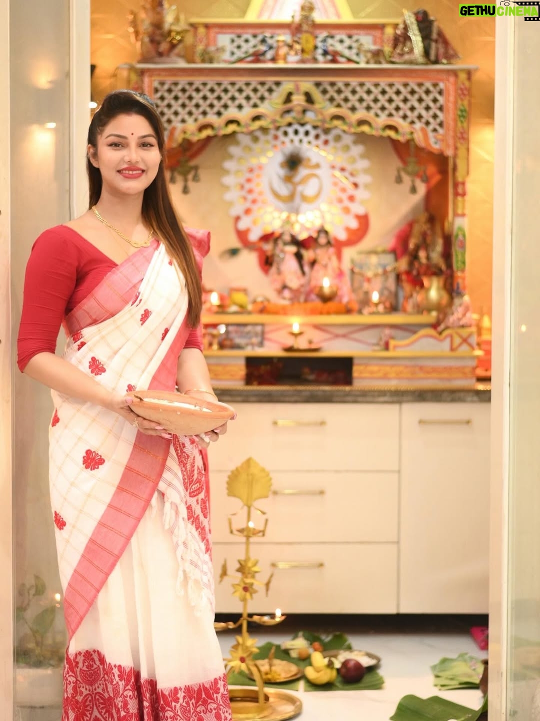 Preety Kongana - 51.9K Likes - “কহৰে উদ্ধৱ, কহ প্রাণেৰ বান্ধৱ 
হে প্রাণ কৃষ্ণ কবে আৱে।
পুছয়ে গােপী প্রেম আকুল ভাৱে
এ নাহি চেতন গাৱে।।”

যোৱাকালি শ্ৰীকৃষ্ণৰ জন্মাষ্টমী উপলক্ষে ঘৰতেই এভাগ পূজাৰ আয়োজন কৰি প্ৰভুৰ শ্ৰীচৰণত সকলোৰে মঙ্গলাৰ্থে সেৱা জনাওঁ।

লগতে, মাৰ সৈতে ঘৰৰ সমীপত থকা নামঘৰত সেৱা লওঁ। প্ৰভুৱে সকলোৰে মঙ্গল কৰক তাকে কামনা কৰিছোঁ।🙏🧿🙏