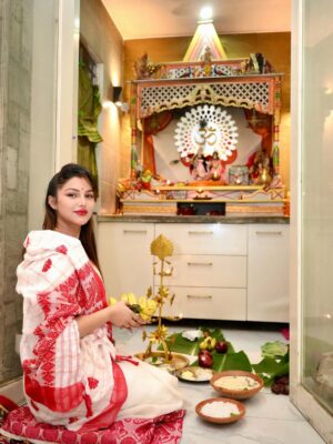 Preety Kongana Instagram - “কহৰে উদ্ধৱ, কহ প্রাণেৰ বান্ধৱ 
হে প্রাণ কৃষ্ণ কবে আৱে।
পুছয়ে গােপী প্রেম আকুল ভাৱে
এ নাহি চেতন গাৱে।।”

যোৱাকালি শ্ৰীকৃষ্ণৰ জন্মাষ্টমী উপলক্ষে ঘৰতেই এভাগ পূজাৰ আয়োজন কৰি প্ৰভুৰ শ্ৰীচৰণত সকলোৰে মঙ্গলাৰ্থে সেৱা জনাওঁ।

লগতে, মাৰ সৈতে ঘৰৰ সমীপত থকা নামঘৰত সেৱা লওঁ। প্ৰভুৱে সকলোৰে মঙ্গল কৰক তাকে কামনা কৰিছোঁ।🙏🧿🙏