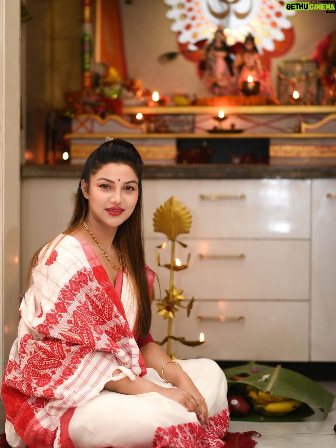 Preety Kongana - 51.9K Likes - “কহৰে উদ্ধৱ, কহ প্রাণেৰ বান্ধৱ 
হে প্রাণ কৃষ্ণ কবে আৱে।
পুছয়ে গােপী প্রেম আকুল ভাৱে
এ নাহি চেতন গাৱে।।”

যোৱাকালি শ্ৰীকৃষ্ণৰ জন্মাষ্টমী উপলক্ষে ঘৰতেই এভাগ পূজাৰ আয়োজন কৰি প্ৰভুৰ শ্ৰীচৰণত সকলোৰে মঙ্গলাৰ্থে সেৱা জনাওঁ।

লগতে, মাৰ সৈতে ঘৰৰ সমীপত থকা নামঘৰত সেৱা লওঁ। প্ৰভুৱে সকলোৰে মঙ্গল কৰক তাকে কামনা কৰিছোঁ।🙏🧿🙏