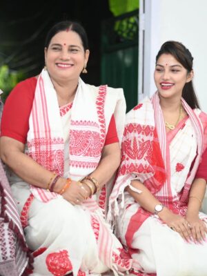 Preety Kongana Instagram - “কহৰে উদ্ধৱ, কহ প্রাণেৰ বান্ধৱ 
হে প্রাণ কৃষ্ণ কবে আৱে।
পুছয়ে গােপী প্রেম আকুল ভাৱে
এ নাহি চেতন গাৱে।।”

যোৱাকালি শ্ৰীকৃষ্ণৰ জন্মাষ্টমী উপলক্ষে ঘৰতেই এভাগ পূজাৰ আয়োজন কৰি প্ৰভুৰ শ্ৰীচৰণত সকলোৰে মঙ্গলাৰ্থে সেৱা জনাওঁ।

লগতে, মাৰ সৈতে ঘৰৰ সমীপত থকা নামঘৰত সেৱা লওঁ। প্ৰভুৱে সকলোৰে মঙ্গল কৰক তাকে কামনা কৰিছোঁ।🙏🧿🙏