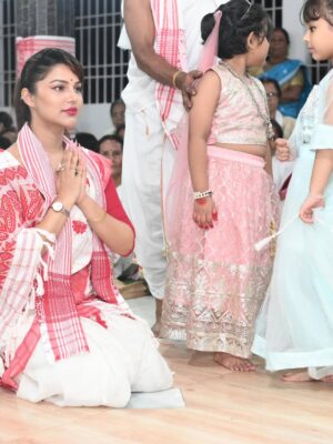 Preety Kongana Instagram - “কহৰে উদ্ধৱ, কহ প্রাণেৰ বান্ধৱ 
হে প্রাণ কৃষ্ণ কবে আৱে।
পুছয়ে গােপী প্রেম আকুল ভাৱে
এ নাহি চেতন গাৱে।।”

যোৱাকালি শ্ৰীকৃষ্ণৰ জন্মাষ্টমী উপলক্ষে ঘৰতেই এভাগ পূজাৰ আয়োজন কৰি প্ৰভুৰ শ্ৰীচৰণত সকলোৰে মঙ্গলাৰ্থে সেৱা জনাওঁ।

লগতে, মাৰ সৈতে ঘৰৰ সমীপত থকা নামঘৰত সেৱা লওঁ। প্ৰভুৱে সকলোৰে মঙ্গল কৰক তাকে কামনা কৰিছোঁ।🙏🧿🙏