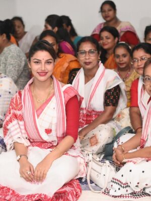 Preety Kongana Instagram - “কহৰে উদ্ধৱ, কহ প্রাণেৰ বান্ধৱ 
হে প্রাণ কৃষ্ণ কবে আৱে।
পুছয়ে গােপী প্রেম আকুল ভাৱে
এ নাহি চেতন গাৱে।।”

যোৱাকালি শ্ৰীকৃষ্ণৰ জন্মাষ্টমী উপলক্ষে ঘৰতেই এভাগ পূজাৰ আয়োজন কৰি প্ৰভুৰ শ্ৰীচৰণত সকলোৰে মঙ্গলাৰ্থে সেৱা জনাওঁ।

লগতে, মাৰ সৈতে ঘৰৰ সমীপত থকা নামঘৰত সেৱা লওঁ। প্ৰভুৱে সকলোৰে মঙ্গল কৰক তাকে কামনা কৰিছোঁ।🙏🧿🙏