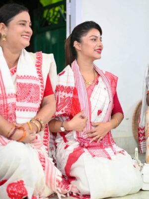 Preety Kongana Instagram - “কহৰে উদ্ধৱ, কহ প্রাণেৰ বান্ধৱ 
হে প্রাণ কৃষ্ণ কবে আৱে।
পুছয়ে গােপী প্রেম আকুল ভাৱে
এ নাহি চেতন গাৱে।।”

যোৱাকালি শ্ৰীকৃষ্ণৰ জন্মাষ্টমী উপলক্ষে ঘৰতেই এভাগ পূজাৰ আয়োজন কৰি প্ৰভুৰ শ্ৰীচৰণত সকলোৰে মঙ্গলাৰ্থে সেৱা জনাওঁ।

লগতে, মাৰ সৈতে ঘৰৰ সমীপত থকা নামঘৰত সেৱা লওঁ। প্ৰভুৱে সকলোৰে মঙ্গল কৰক তাকে কামনা কৰিছোঁ।🙏🧿🙏