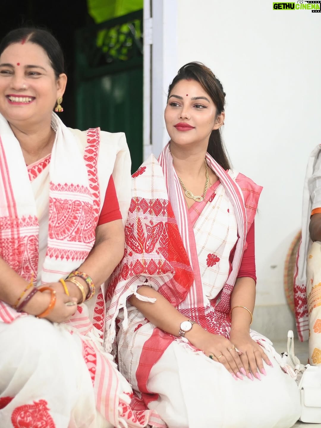 Preety Kongana - 51.9K Likes - “কহৰে উদ্ধৱ, কহ প্রাণেৰ বান্ধৱ 
হে প্রাণ কৃষ্ণ কবে আৱে।
পুছয়ে গােপী প্রেম আকুল ভাৱে
এ নাহি চেতন গাৱে।।”

যোৱাকালি শ্ৰীকৃষ্ণৰ জন্মাষ্টমী উপলক্ষে ঘৰতেই এভাগ পূজাৰ আয়োজন কৰি প্ৰভুৰ শ্ৰীচৰণত সকলোৰে মঙ্গলাৰ্থে সেৱা জনাওঁ।

লগতে, মাৰ সৈতে ঘৰৰ সমীপত থকা নামঘৰত সেৱা লওঁ। প্ৰভুৱে সকলোৰে মঙ্গল কৰক তাকে কামনা কৰিছোঁ।🙏🧿🙏