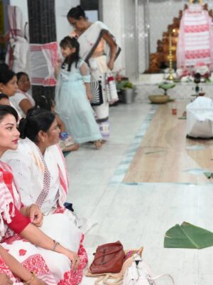 Preety Kongana Instagram - “কহৰে উদ্ধৱ, কহ প্রাণেৰ বান্ধৱ 
হে প্রাণ কৃষ্ণ কবে আৱে।
পুছয়ে গােপী প্রেম আকুল ভাৱে
এ নাহি চেতন গাৱে।।”

যোৱাকালি শ্ৰীকৃষ্ণৰ জন্মাষ্টমী উপলক্ষে ঘৰতেই এভাগ পূজাৰ আয়োজন কৰি প্ৰভুৰ শ্ৰীচৰণত সকলোৰে মঙ্গলাৰ্থে সেৱা জনাওঁ।

লগতে, মাৰ সৈতে ঘৰৰ সমীপত থকা নামঘৰত সেৱা লওঁ। প্ৰভুৱে সকলোৰে মঙ্গল কৰক তাকে কামনা কৰিছোঁ।🙏🧿🙏
