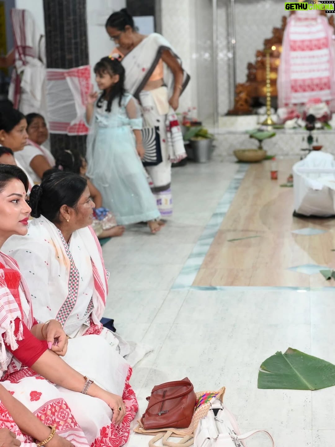 Preety Kongana - 51.9K Likes - “কহৰে উদ্ধৱ, কহ প্রাণেৰ বান্ধৱ 
হে প্রাণ কৃষ্ণ কবে আৱে।
পুছয়ে গােপী প্রেম আকুল ভাৱে
এ নাহি চেতন গাৱে।।”

যোৱাকালি শ্ৰীকৃষ্ণৰ জন্মাষ্টমী উপলক্ষে ঘৰতেই এভাগ পূজাৰ আয়োজন কৰি প্ৰভুৰ শ্ৰীচৰণত সকলোৰে মঙ্গলাৰ্থে সেৱা জনাওঁ।

লগতে, মাৰ সৈতে ঘৰৰ সমীপত থকা নামঘৰত সেৱা লওঁ। প্ৰভুৱে সকলোৰে মঙ্গল কৰক তাকে কামনা কৰিছোঁ।🙏🧿🙏