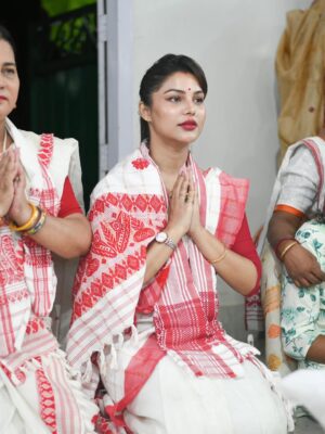 Preety Kongana Instagram - “কহৰে উদ্ধৱ, কহ প্রাণেৰ বান্ধৱ 
হে প্রাণ কৃষ্ণ কবে আৱে।
পুছয়ে গােপী প্রেম আকুল ভাৱে
এ নাহি চেতন গাৱে।।”

যোৱাকালি শ্ৰীকৃষ্ণৰ জন্মাষ্টমী উপলক্ষে ঘৰতেই এভাগ পূজাৰ আয়োজন কৰি প্ৰভুৰ শ্ৰীচৰণত সকলোৰে মঙ্গলাৰ্থে সেৱা জনাওঁ।

লগতে, মাৰ সৈতে ঘৰৰ সমীপত থকা নামঘৰত সেৱা লওঁ। প্ৰভুৱে সকলোৰে মঙ্গল কৰক তাকে কামনা কৰিছোঁ।🙏🧿🙏