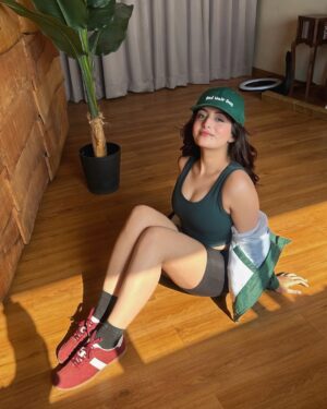 Preksha Makhija Instagram - I’m that song you skipped and found out later it was fire🔫
.
Comment for outfit deets🫶🏻
.
.
.
.
.
.
#green #cyclingfit #gymlook #cap #instagram #explore #fyp #aesthetics