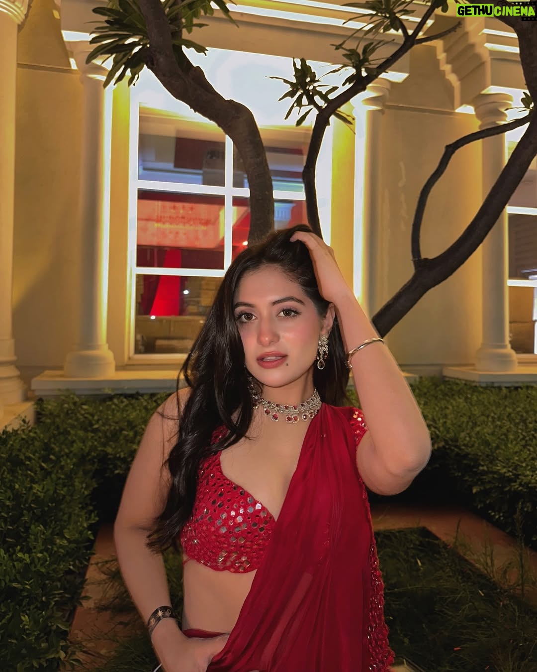Preksha Makhija - 45.4K Likes - देखो प्यारे ये नज़ारे, ये दीवाने, ये परवाने, हैं इश्क़ में कैसे गुम #diwali2024 🧨🪔✨
.
.
Jewellery @pearlsnpetals_byanjali 
.
.
.
.
.
.
#diwali #diwali2024 #trend #trending #trendingreels #reels #explore #exploremore #trendingnow #fyp #fypシ #mirrorselfie #ethnicwear #indianwear #diwaliparty #diwalivibes #outfit #diwalioutfit #ootd #ootdfashion #style #fashion