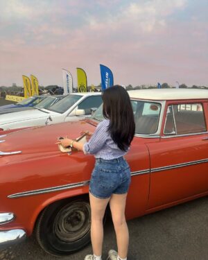 Preksha Makhija Instagram - spent the day around vintage cars and i swear they were flirting first 👀😭🤌🏻
.
.
.
#vintagecars #cars #carexpo #caraesthetics #classicbeauty
(vintage car expo , classic cars, retro vehicles, car show aesthetic, Pinterest cars)