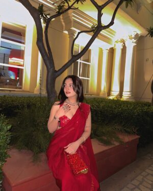Preksha Makhija Instagram - देखो प्यारे ये नज़ारे, ये दीवाने, ये परवाने, हैं इश्क़ में कैसे गुम #diwali2024 🧨🪔✨
.
.
Jewellery @pearlsnpetals_byanjali
.
.
.
.
.
.
#diwali #diwali2024 #trend #trending #trendingreels #reels #explore #exploremore #trendingnow #fyp #fypシ #mirrorselfie #ethnicwear #indianwear #diwaliparty #diwalivibes #outfit #diwalioutfit #ootd #ootdfashion #style #fashion