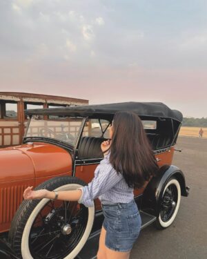 Preksha Makhija Instagram - spent the day around vintage cars and i swear they were flirting first 👀😭🤌🏻
.
.
.
#vintagecars #cars #carexpo #caraesthetics #classicbeauty
(vintage car expo , classic cars, retro vehicles, car show aesthetic, Pinterest cars)