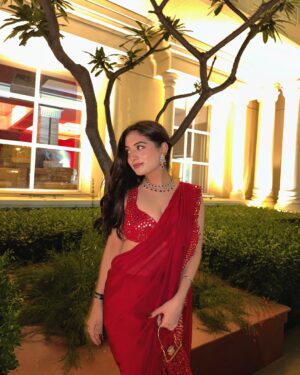 Preksha Makhija Instagram - देखो प्यारे ये नज़ारे, ये दीवाने, ये परवाने, हैं इश्क़ में कैसे गुम #diwali2024 🧨🪔✨
.
.
Jewellery @pearlsnpetals_byanjali
.
.
.
.
.
.
#diwali #diwali2024 #trend #trending #trendingreels #reels #explore #exploremore #trendingnow #fyp #fypシ #mirrorselfie #ethnicwear #indianwear #diwaliparty #diwalivibes #outfit #diwalioutfit #ootd #ootdfashion #style #fashion