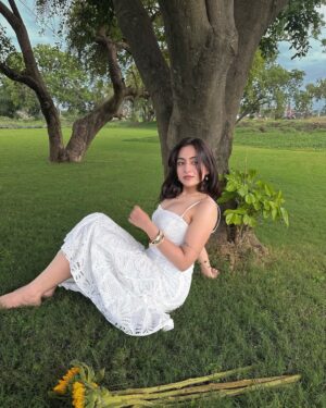Preksha Makhija Instagram - preksha in wonderland 🐇🤍🌳
.
.
.
.
.
.
#fairycoreaesthetic #whitedress #forest #fairycore #princesscore #aesthetic