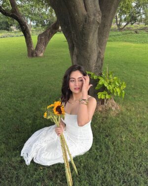 Preksha Makhija Instagram - preksha in wonderland 🐇🤍🌳
.
.
.
.
.
.
#fairycoreaesthetic #whitedress #forest #fairycore #princesscore #aesthetic