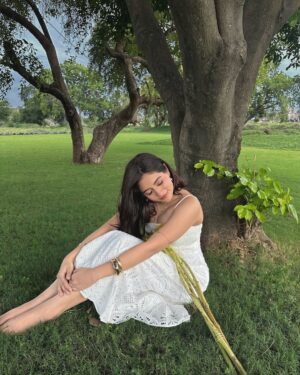 Preksha Makhija Instagram - preksha in wonderland 🐇🤍🌳
.
.
.
.
.
.
#fairycoreaesthetic #whitedress #forest #fairycore #princesscore #aesthetic