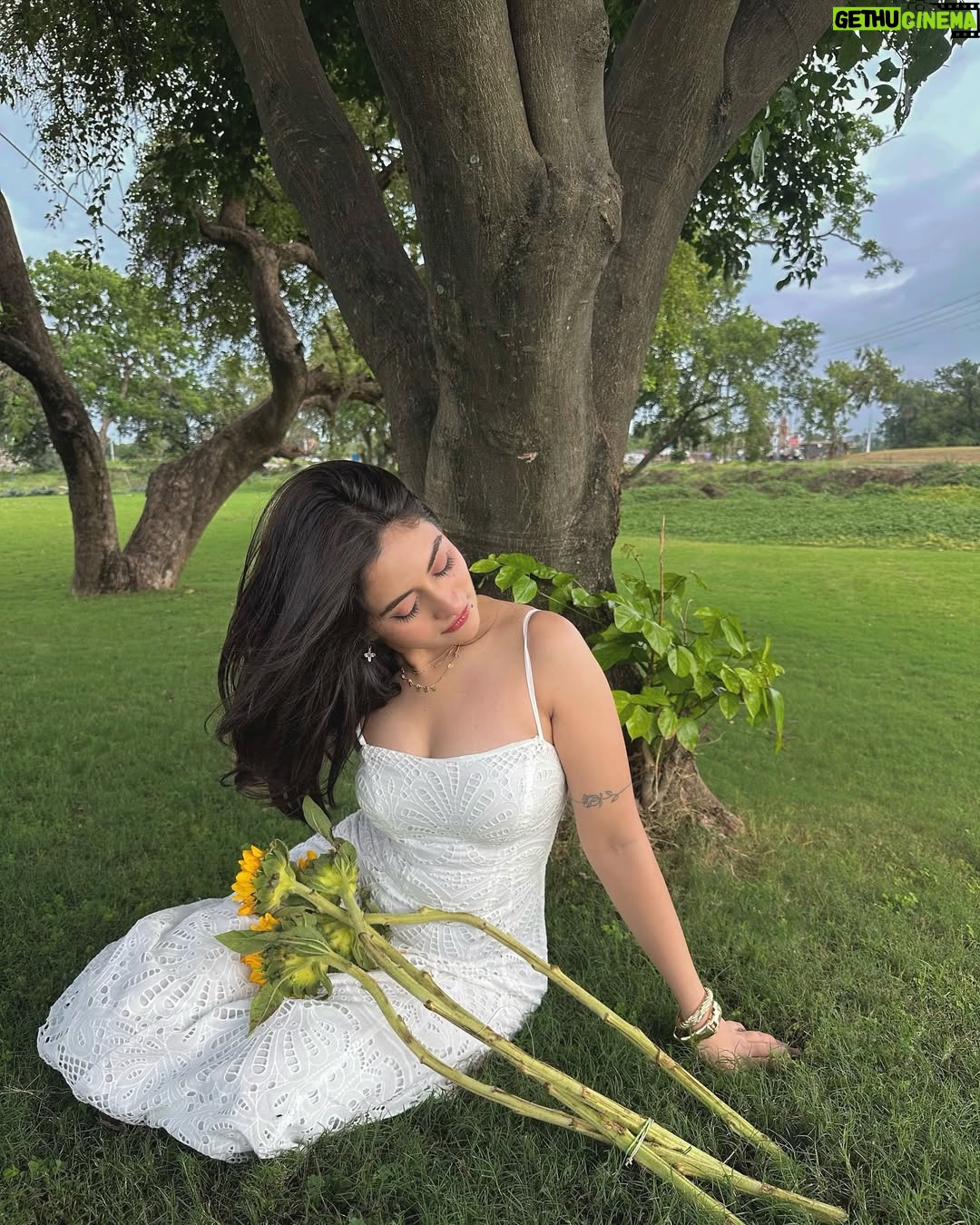 Preksha Makhija - 8.1K Likes - preksha in wonderland 🐇🤍🌳🪾
.
.
.
.
.
.
#fairycoreaesthetic #whitedress #forest #fairycore #princesscore #ａｅｓｔｈｅｔｉｃ