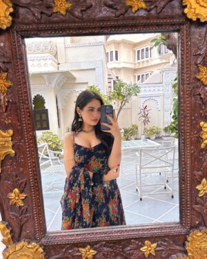 Preksha Makhija Instagram - jhumka bareilly wala👀✨🤌🏻
.
comment for outfit deets💌
.
.
.
#jhumka #suit #ethnic #traditional #ethnicwears #explore #fypage