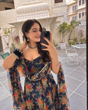 Preksha Makhija Instagram - jhumka bareilly wala👀✨🤌🏻
.
comment for outfit deets💌
.
.
.
#jhumka #suit #ethnic #traditional #ethnicwears #explore #fypage