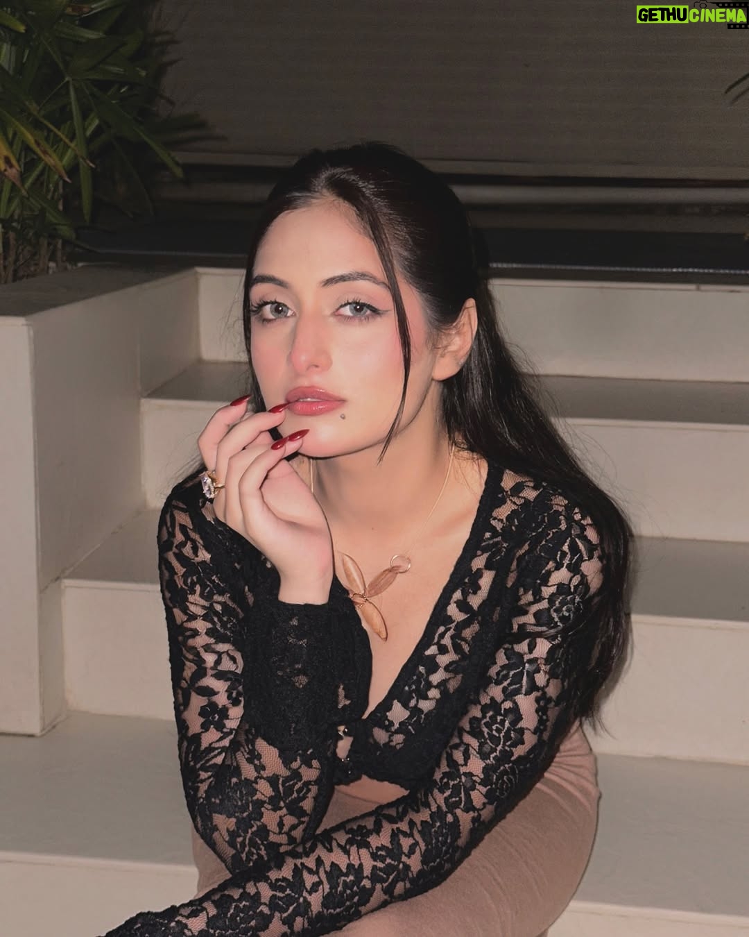 Preksha Makhija - 9.7K Likes - maza nahi aa rha 2025 laga do🙂
.
.
comment/dm for outfit links
.
.
.
.
.
.
.
.
#ａｅｓｔｈｅｔｉｃ #islandlife #outfitinspo #ootd #posesforpictures #instamood #fyp #explore #blackoutfit