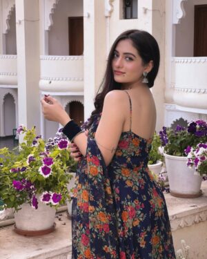 Preksha Makhija Instagram - jhumka bareilly wala👀✨🤌🏻
.
comment for outfit deets💌
.
.
.
#jhumka #suit #ethnic #traditional #ethnicwears #explore #fypage