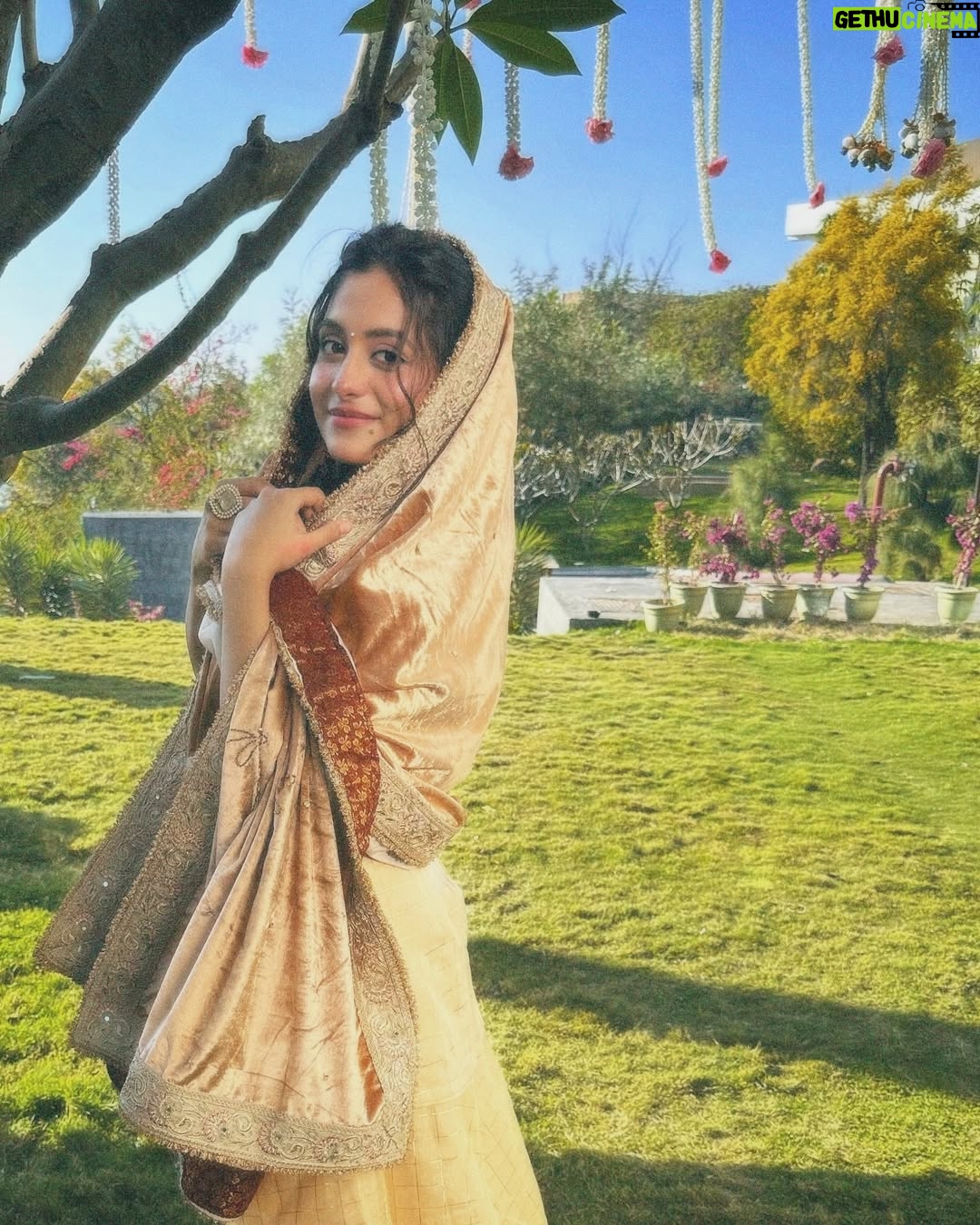 Preksha Makhija - 15.6K Likes - leja tu sandesa mera, main sadke jaawaan✨🪞🦢
.
.
wearing @jazz_and_jassi 
.
.
.
.
#ethnic #wedding #weddingday #ootd #potd #gadar #punjabisuit #traditional #weddinginspo