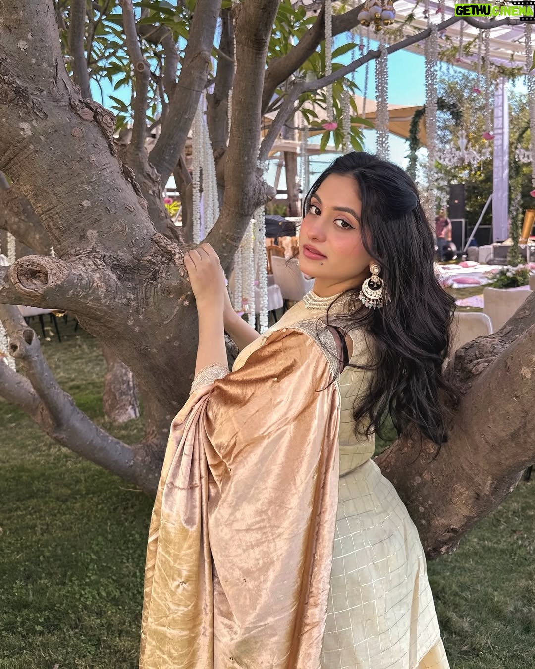Preksha Makhija - 15.6K Likes - leja tu sandesa mera, main sadke jaawaan✨🪞🦢
.
.
wearing @jazz_and_jassi 
.
.
.
.
#ethnic #wedding #weddingday #ootd #potd #gadar #punjabisuit #traditional #weddinginspo