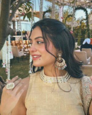 Preksha Makhija Instagram - leja tu sandesa mera, main sadke jaawaan✨🪞🦢
.
.
wearing @jazz_and_jassi
.
.
.
.
#ethnic #wedding #weddingday #ootd #potd #gadar #punjabisuit #traditional #weddinginspo